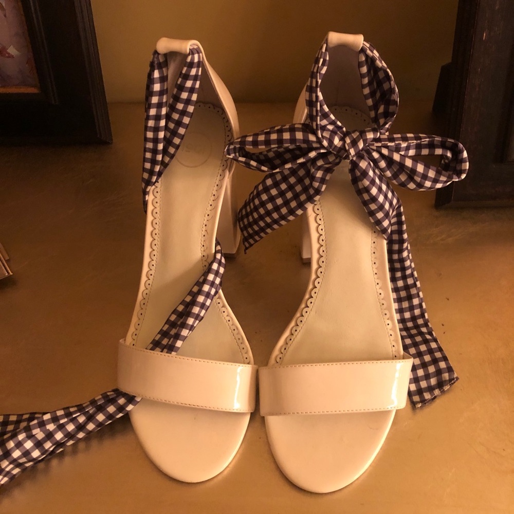 1901 White and Black Heels w/ Elegant Design w/ interchangeable Ankle Tie  Sz10M